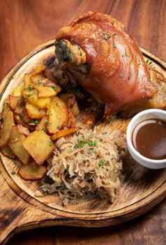 schweinshaxe传统的德国猪肉关节酸菜土豆餐