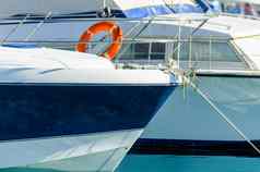 特写镜头游艇游艇电动机船锚定港热一天蓝色的水玛丽娜蓝色的天空