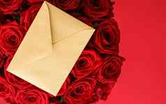 爱信花交付服务情人节一天奢侈品花束红色的玫瑰卡信封红色的背景