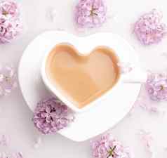 卡布奇诺咖啡咖啡杯分支淡紫色白色背景热喝放松概念自助餐厅广告文章卡布奇诺咖啡使卡布奇诺咖啡淡紫色分支机构