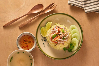 异国情调的越南食物餐厅菜单关闭传统的亚洲菜服务白色板切片煮熟的白色鸡肉绿色黄瓜胡萝卜大米