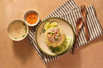 异国情调的越南食物餐厅菜单关闭传统的亚洲菜服务白色板切片煮熟的白色鸡肉绿色黄瓜胡萝卜大米