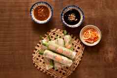 越南春天卷大米纸生菜沙拉粉丝面条虾鱼酱汁甜蜜的辣椒我是柠檬veletables复制空间亚洲越南食物传统的国家厨房