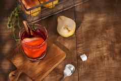 自制的热加香料的热梨苹果酒肉桂坚持木背景