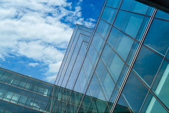低角视图现代玻璃办公室建筑摘要背景外办公室玻璃建筑体系结构公司玻璃窗口摩天大<strong>楼企业</strong>建筑金融业务中心塔