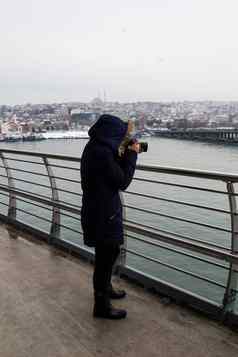旅游女孩摄影师数码单反相机相机户外桥