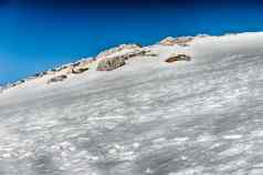 风景优美的冬天景观雪覆盖山campocatino意大利