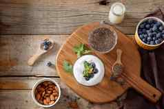 传讲布丁新鲜的浆果杏仁牛奶超级食物概念素食主义者素食者健康的吃饮食有机产品
