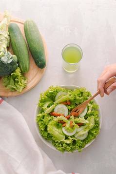 蔬菜绿色沙拉碗厨房表格平衡饮食