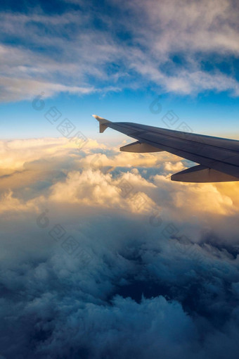 飞行旅行视图飞机窗口翼日落时间飞机翼地球云飞行天空飞机翼飞行