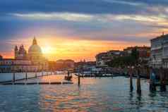 日落威尼斯图像大运河威尼斯圣诞老人玛丽的salute教堂背景威尼斯受欢迎的旅游目的地欧洲威尼斯意大利
