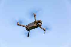 无人机飞行景观无人机无人机直升飞机飞行数字相机无人机飞行开销多云的蓝色的天空四直升飞机飞行场