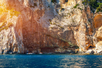 蓝色的海特征洞穴爱<strong>定</strong>月海滩戈尔福奥罗塞伊撒丁岛意大利大海洞穴地中海海岸撒丁岛意大利