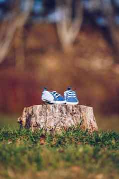 年轻的夫妇等待婴儿期待父母婴儿男孩鞋子概念准父母鞋子运动鞋父母预期婴儿妈妈爸爸未来婴儿鞋子
