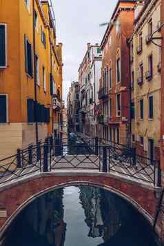 视图街运河威尼斯意大利色彩斑斓的外墙威尼斯房子威尼斯受欢迎的旅游目的地欧洲威尼斯意大利