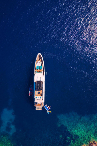 游艇锚定水晶清晰的绿松石水前面热带岛替代生活方式生活船空中视图游艇锚绿松石水显示奢侈品财富