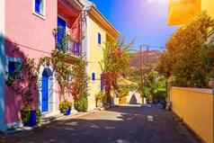 传统的街希腊房子花阿凯法利尼亚岛岛传统的色彩斑斓的希腊房子阿村盛开的樱红色植物花凯法利尼亚岛岛希腊