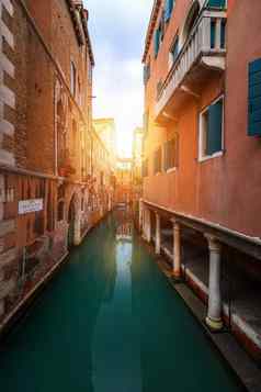 视图街运河威尼斯意大利色彩斑斓的外墙威尼斯房子威尼斯受欢迎的旅游目的地欧洲威尼斯意大利
