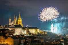 烟花小镇布拉格捷克共和国一年烟花布拉格czechia布拉格烟花一年庆祝活动维达斯大教堂布拉格捷克共和国