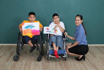 集团年轻的女孩残疾的人自闭症培训手手指肌肉画绘画水