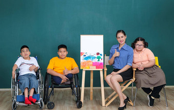 集团年轻的女孩残疾的人自闭症培训手手指肌肉画绘画水