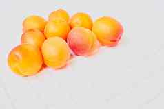 新鲜的成熟的杏水果孤立的白色肋背景