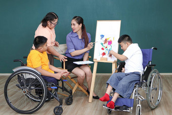 孩子们亚洲残疾的人自闭症孩子们培训手手指肌肉绘画水老师