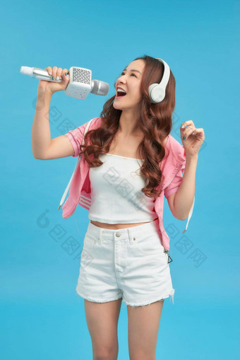 年轻的快乐美丽的亚洲女孩唱歌<strong>卡拉ok</strong>首歌兴奋快乐的模拟流行音乐明星