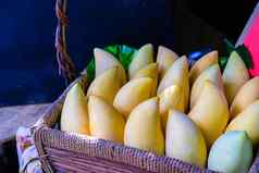 黄色的芒果篮子销售市场泰国