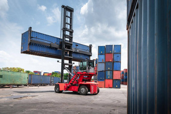 容器货物港口船院子里存储物流运输行业叉车叠加容器运费进口出口装运业务航运物流服务运输工业