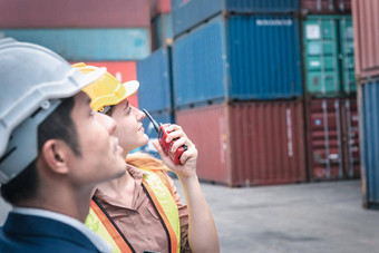 容器航运物流工程进口出口运输行业运输工程师团队合作控制管理容器港口船加载码头业务团队