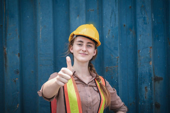 肖像自信运输工程师女人安全设备站容器船院子里运输工程管理容器物流行业航运工人占领