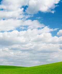 绿色场蓝色的天空云美丽的草地自然环境背景