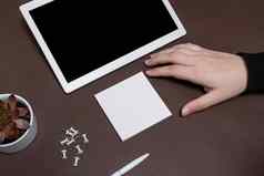 女人手持有空白笔记写作分机更新的想法平板电脑夫人棕榈显示信封折叠发送信帖子地址电子邮件垫
