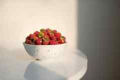 新鲜的树莓陶瓷碗孤立的白色背景