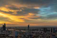 空中视图曼谷城市俯瞰摩天大楼桥十字架潮phraya河明亮的发光的灯黄昏