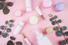 模型化妆品瓶奶油乳液叶孤立的粉红色的背景模拟包广告护肤品美容前视图平躺皮肤护理治疗产品