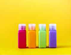 色彩斑斓的塑料瓶护肤品产品目的黄色的背景