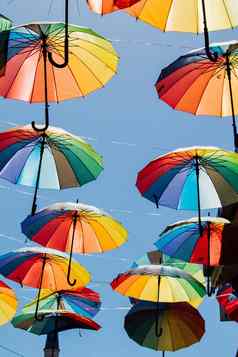 彩色的雨伞挂街