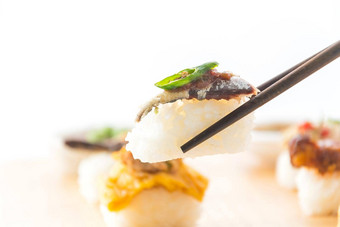 炸鲭鱼虾粘贴酱汁寿司