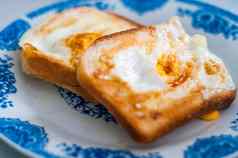 -面包板拍摄自然光金法国烤面包黄油蛋早餐面包英语早餐健康的早餐鸡蛋美味的早餐