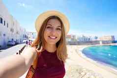 快乐年轻的女人采取图片智能手机捕捉时刻夏天假期旅行