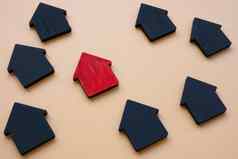 真正的房地产选择概念小房子红色的
