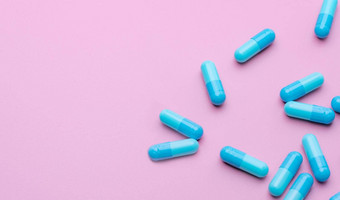 蓝色的抗生素胶囊药片传播粉红色的背景抗生素药物电阻制药行业<strong>医疗</strong>保健医学概念健康预算概念胶囊制造业行业