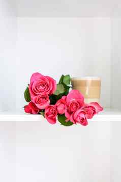 美丽的粉红色的玫瑰花束透明的玻璃杯热拿铁白色背景
