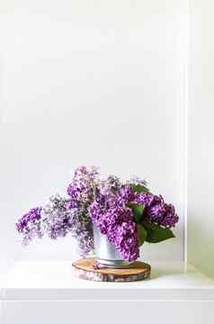 花束美丽的春天紫色的淡紫色花光背景常见的紫丁香植物花作文木片极简主义光室内