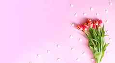 粉红色的郁金香装饰心洒软柔和的光背景前视图情人节一天节日背景