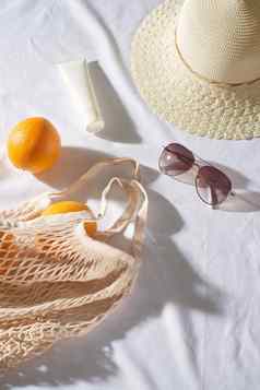 橙色袋眼镜太阳奶油稻草他日落野餐
