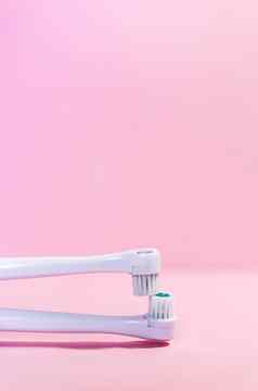 电牙刷软光粉红色的背景