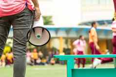 曼谷泰国1月学校的年度体育事件小学学生女孩教练椅子球体育匹配